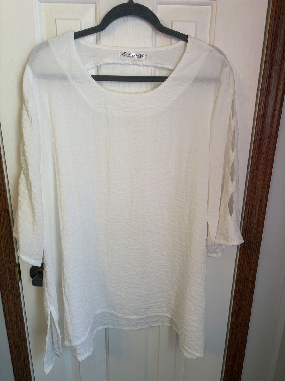 Lulu-B White Scoop Neck Tunic with Slash-Sleeve Detail